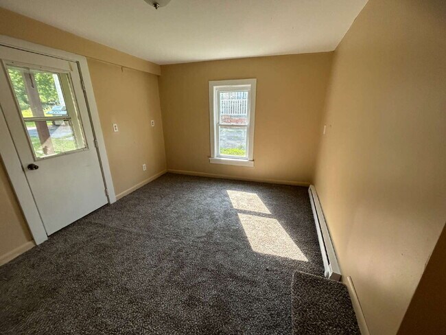 Photo - 2 Bedroom Apartment in Caledonia - Available Immediately Unidad Apt 1