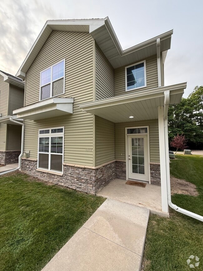 Building Photo - 1318 N Dodge St Ct Rental