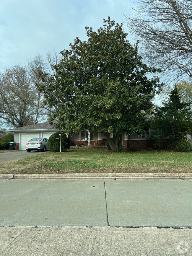 Building Photo - 3 bedroom & 2 bathroom home