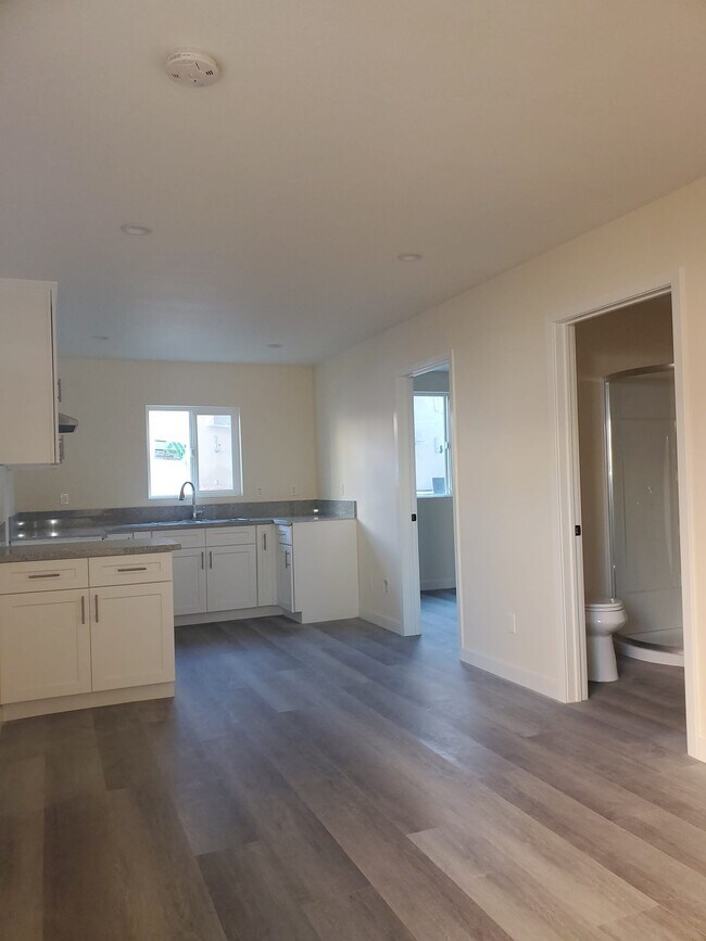 Photo - 2247-2244 S Cochran Ave