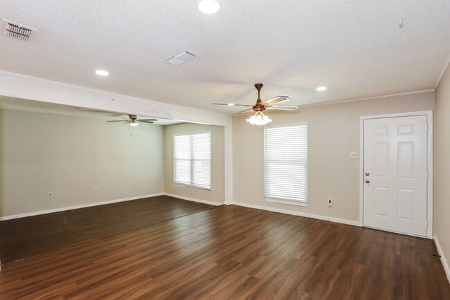 Photo - 441 NW Jayellen Ave