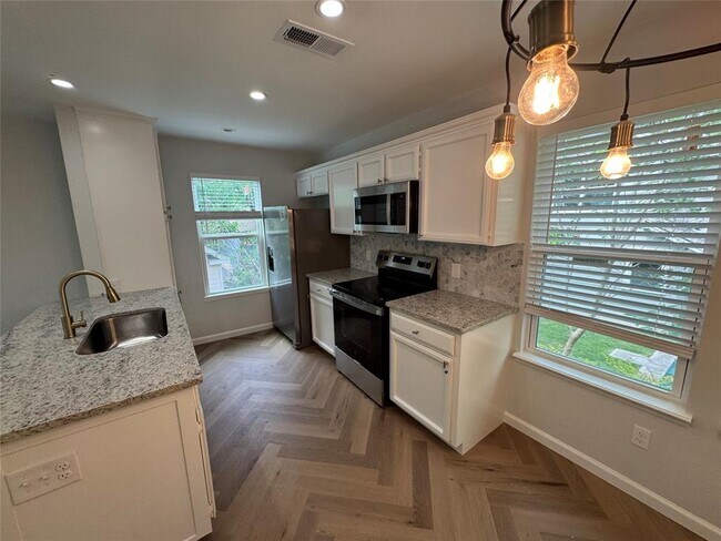 Photo - 1604 W 40th St