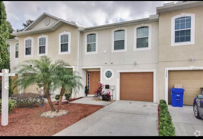 Building Photo - Charming 3BR 2.5 bath Townhome in heat of ...