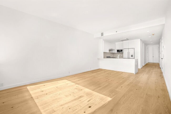 Photo - 277 E 7th St