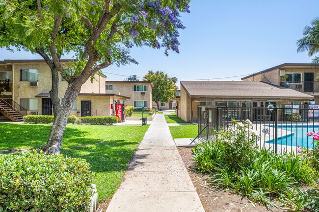 Los Arcos Apartments