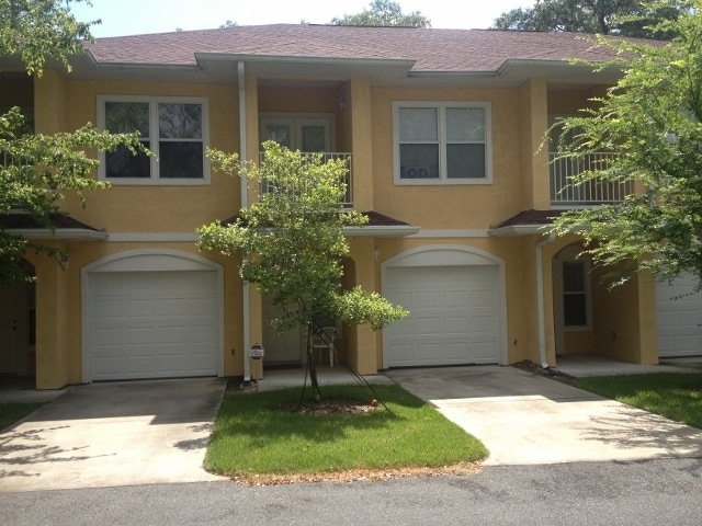 Building Photo - Quiet neighborhood close to Royal Park Plaza, theaters, shopping, restaurants, and UF