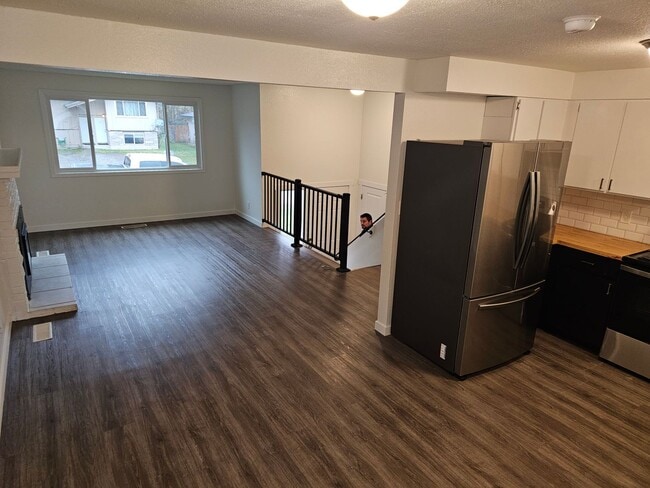 Photo - Beautiful Renovated 4 bedroom home For Ren...