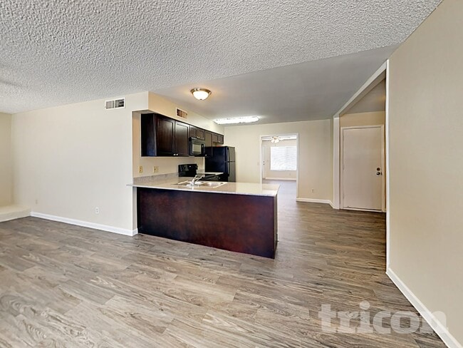 Photo - 904 W Yale Dr