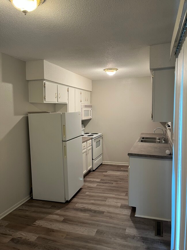 Photo - 400 NE Westwind Dr