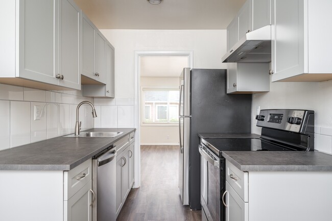 Clinton Court | Kitchen - Clinton Court Apartments