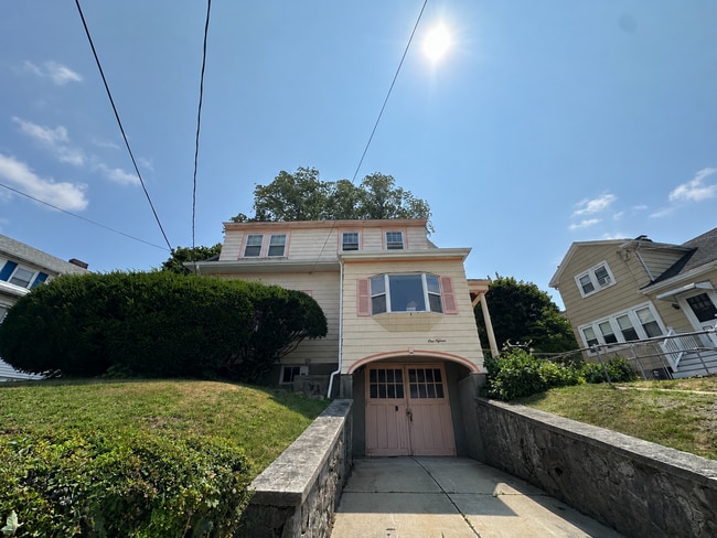 Building Photo - 3 Bed/1.5 Bath - Backyard - Off-Street Parking - Oak Square