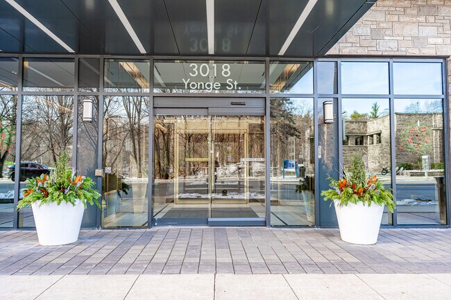 Photo - 3018 Yonge St