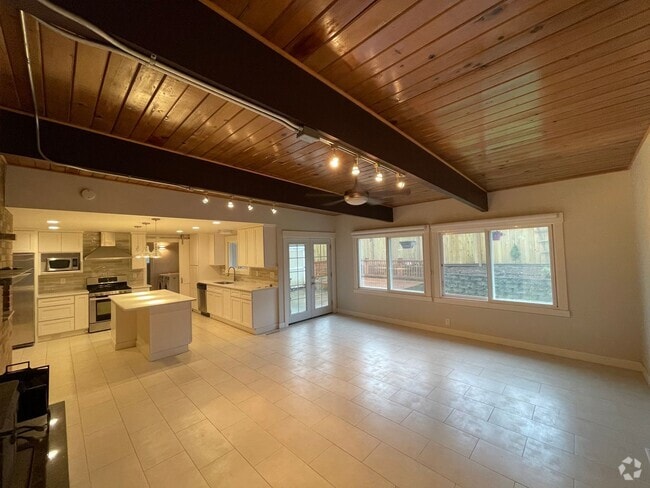 Building Photo - Remodeled 4bed / 3 bath House in Des Moines