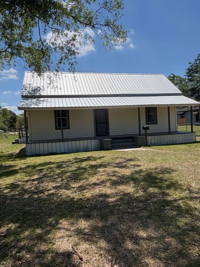 Building Photo - 2 bed/1 bath House Under Renovations