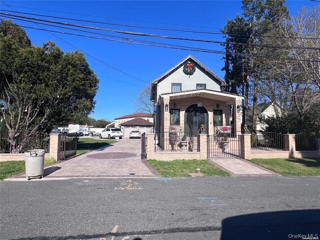 Building Photo - 11 Maplewood Rd