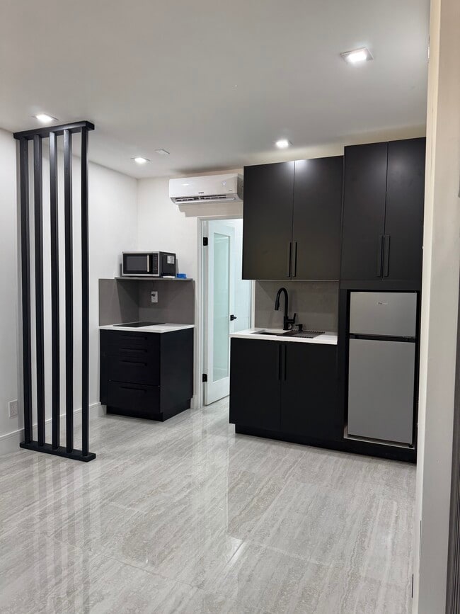 Photo - 125 NE 30th Ct Unit Studio