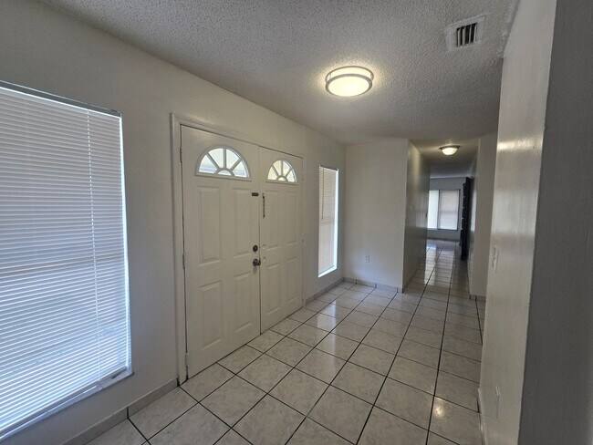 Photo - 3 bed / 2 bath plus den Home in Eatonville