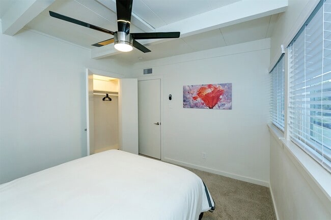 Building Photo - 2232 Bellefontaine Unit 9