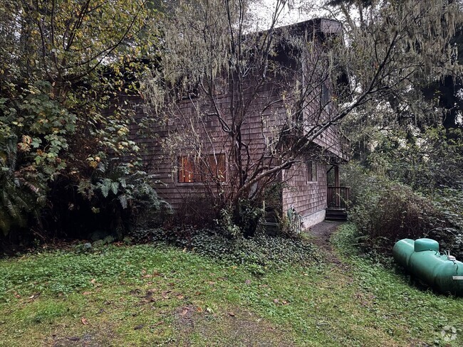 Building Photo - Custom Redwood Home near Moonstone Beach