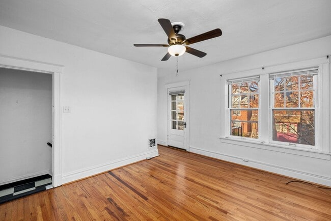 Photo - Charming 1 bedroom, second-floor in Shaw. Cats and small dogs welcome. Unidad 4110 2FL