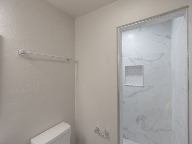 Building Photo - Charming 3 bedroom, 1.5 bath single-family home in a quiet northwest Oklahoma City neighborhood