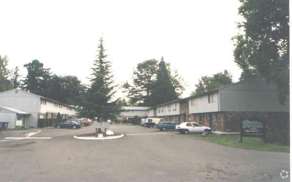 Building Photo - Greenbrier Apartments