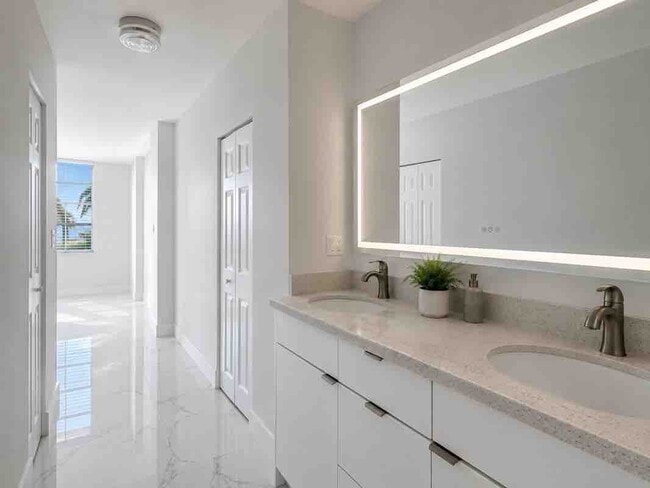 Building Photo - 500 Bayview Dr Unit 232
