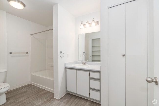 1BR, 1BA - 685SF Bathroom - Hampton Park Apartments
