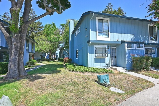 $3190 -- Beautifully Remodeled Townhome in... - $3190 -- Beautifully Remodeled Townhome in...