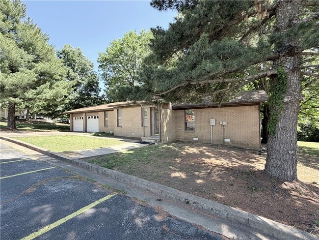 Photo - 1275 N Gregg Ave