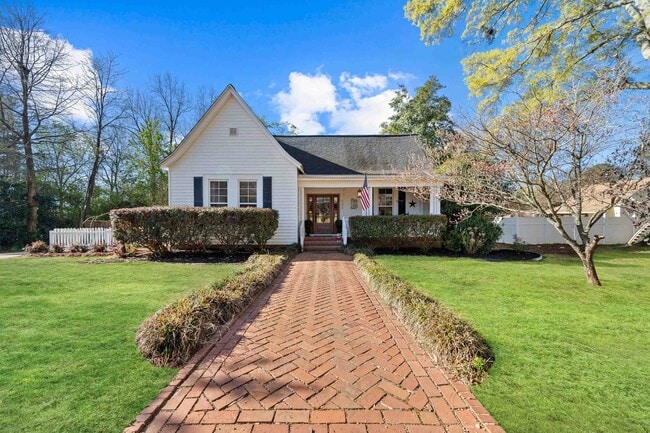 Photo - 203 Elm St House