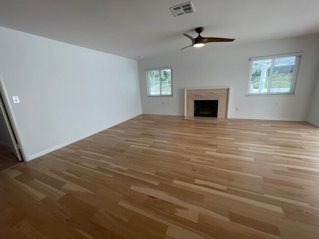 Building Photo - Awesome home on massive lot, 55+ community