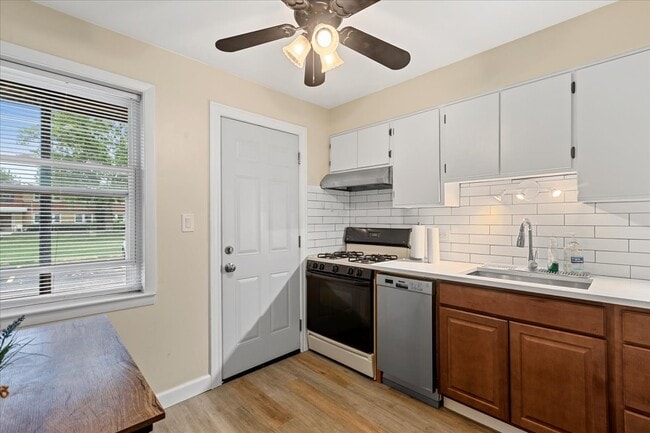 Photo - 1725 Howard Ave