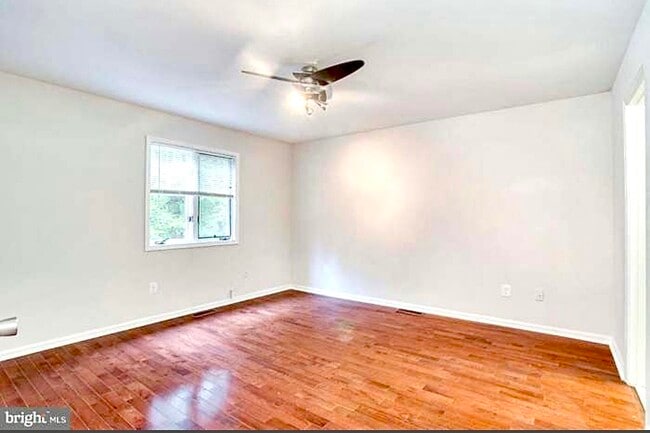 Building Photo - 3120 Creedon Dr Unit A: Master Bedroom