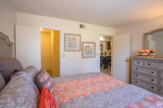 2BR, 2BA - 900SF