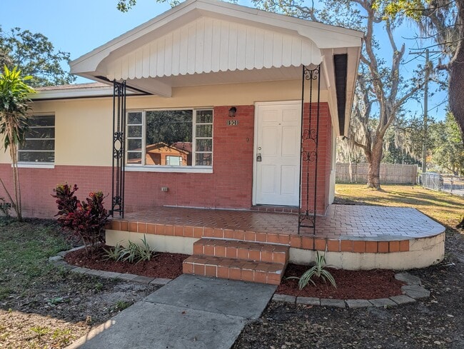 Building Photo - 1901 E Noel St