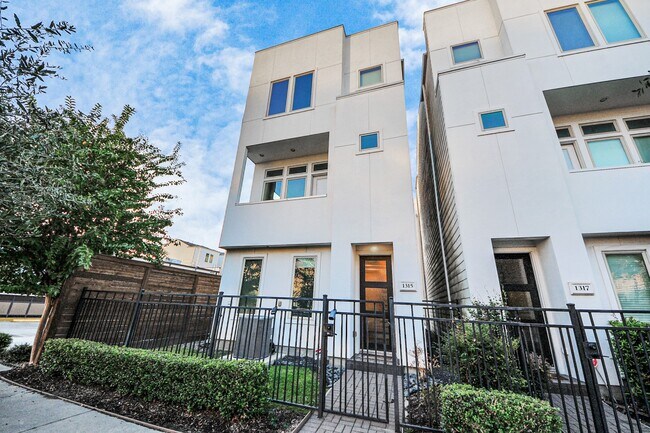 Photo - 1315 Nagle St