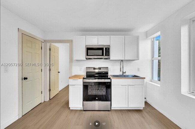 Photo - 709 SW 4th St Unit 4