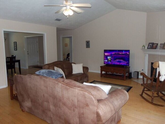 Photo - 3bedrooms 2baths 2 car garage in Centervil... House