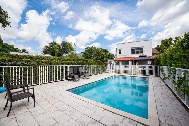 Photo - 2255 SW 10th St Unit B