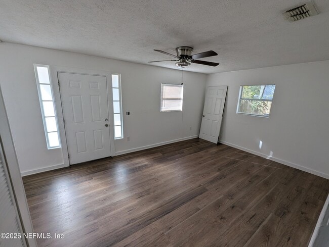 Photo - 3333 Myra St