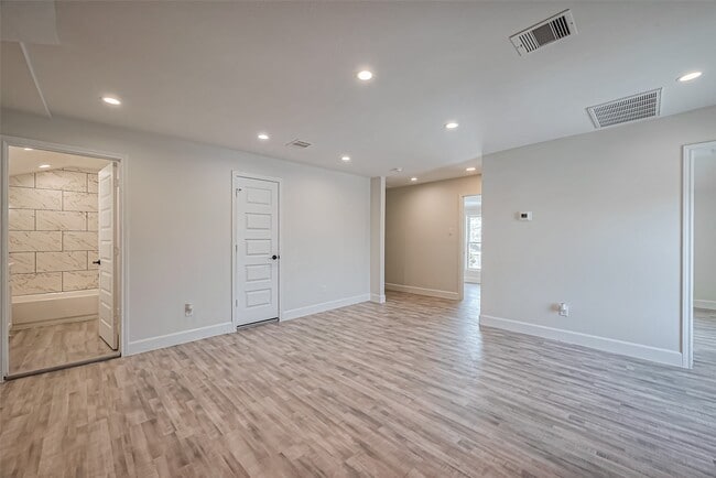 Building Photo - 7212 Corpus Christi St Unit B Rental