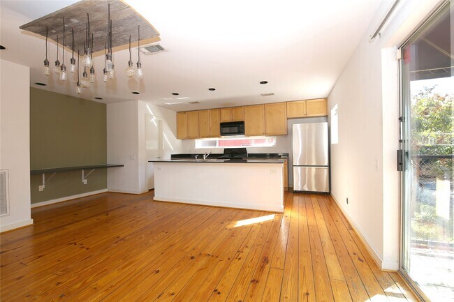 Photo - 2819 Crawford St
