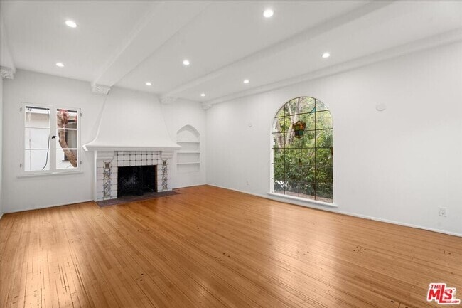 Building Photo - 205 S Reeves Dr Rental