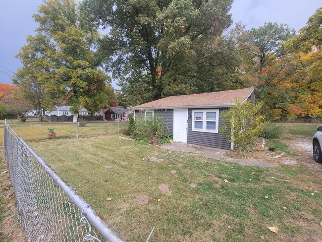 4 BR/1BA & Large yard! East Peoria - 4 BR/1BA & Large yard!  East Peoria House