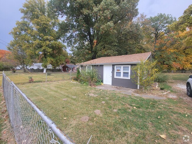 Building Photo - 4 BR/1BA & Large yard!  East Peoria Rental