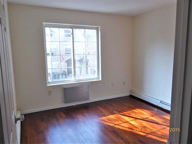 Building Photo - 2471 Belmont Ave Unit APT #3