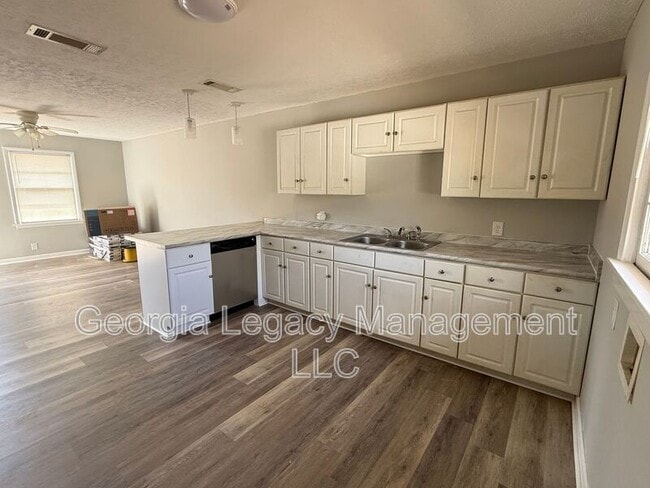 Photo - 468 Taylor St