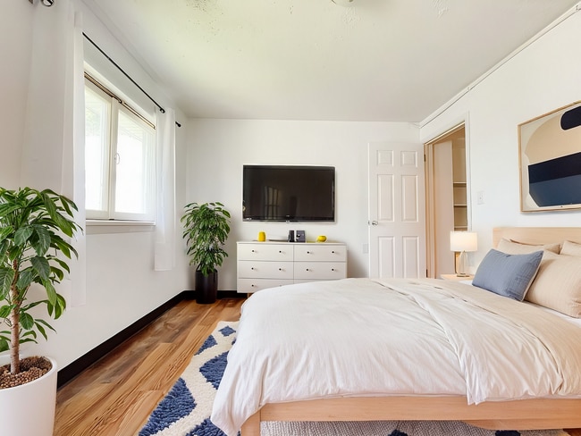Building Photo - 305 S Manning Ave Unit 305 1/2
