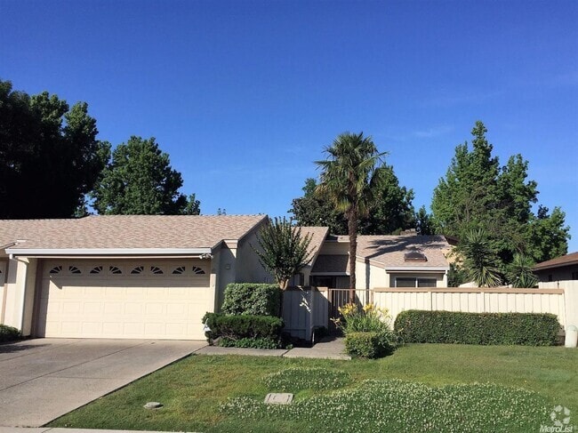 Building Photo - 3 bed 2 bath House